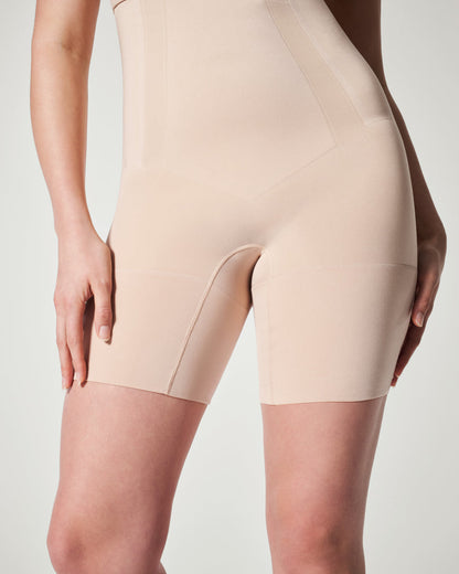 Shorts mit hoher Taille, die bis zur Mitte des Oberschenkels reichen