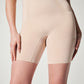 Shorts mit hoher Taille, die bis zur Mitte des Oberschenkels reichen